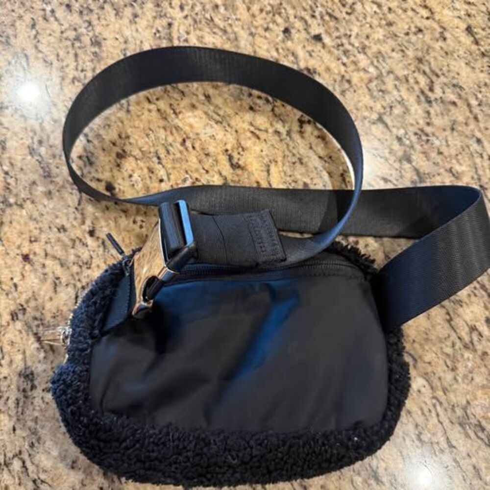 Lulu 🍋 everywhere belt bag fleece black EUC smoke free - Picture 3 of 3